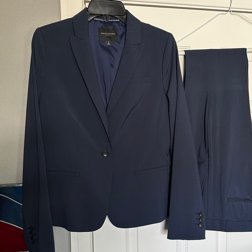 Banana Republic washable wool suit. Jacket 6. Pants 4.